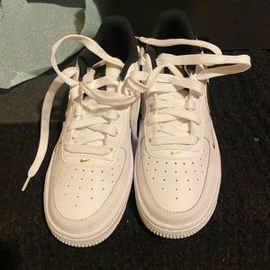 Nike sneakers youth 4.5 fits size 5 women